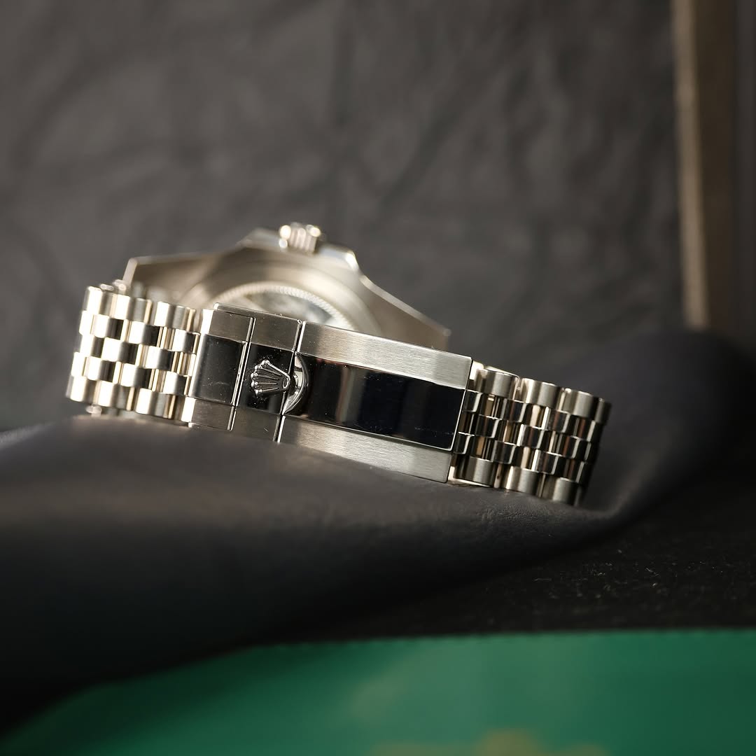 Rolex GMT-Master II | Oystersteel with a black and blue Cerachrom bezel